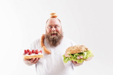 Neşeli şişko farklı sağlıksız gıda ile