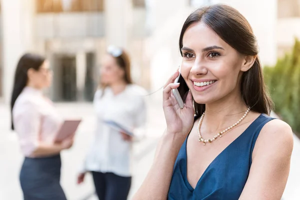 Vidám nő mondja telefonon — Stock Fotó