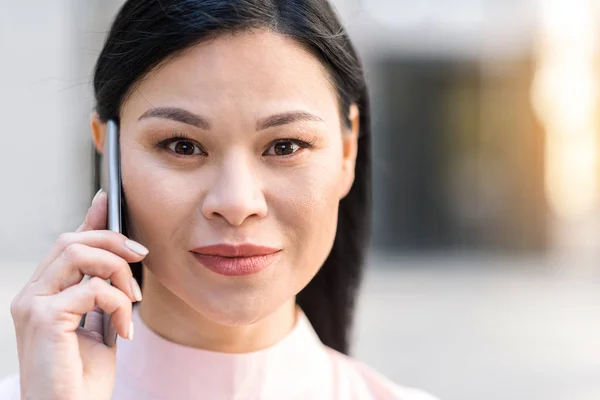 Calma mujer hablando por móvil — Foto de Stock