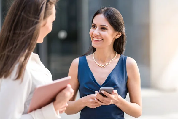 Alegre mujer hablando con afiliado — Foto de Stock