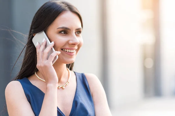 Счастливая женщина говорит по телефону — стоковое фото