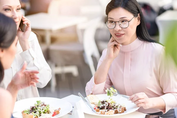 Gelukkig zakenvrouw proeven in restaurant — Stockfoto