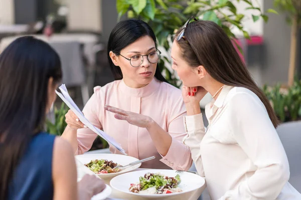 Serious girls telling in cafe — Stock Photo, Image