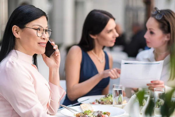 Исходящая деловая женщина говорит по телефону — стоковое фото