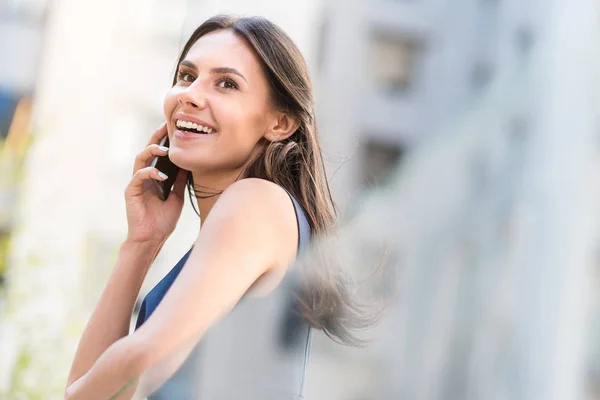 Veselá dáma mluví po telefonu — Stock fotografie