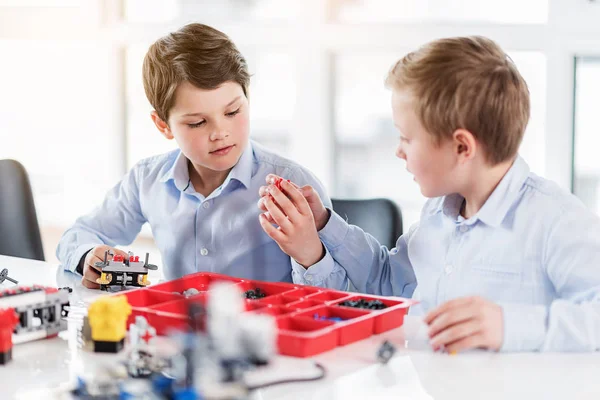 Curieux enfants occupés à jouer avec lego — Photo