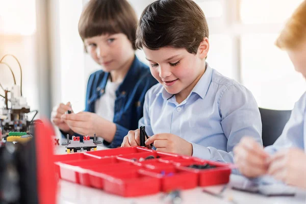 Slimme jonge mannelijke kinderen in werkplaats — Stockfoto