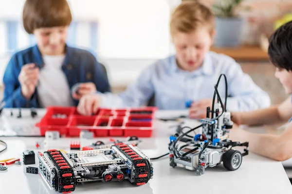 Robots prêts à la table avant les garçons — Photo