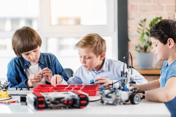 Jeune technicien concentré utilisant certains détails — Photo