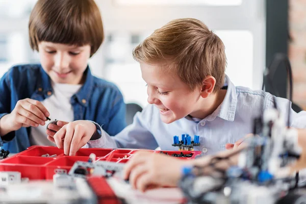 Heureux garçons souriants qui travaillent sur le projet — Photo