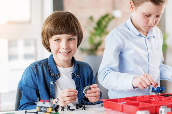 Joyeux sourire enfant mâle gardant détail — Photo