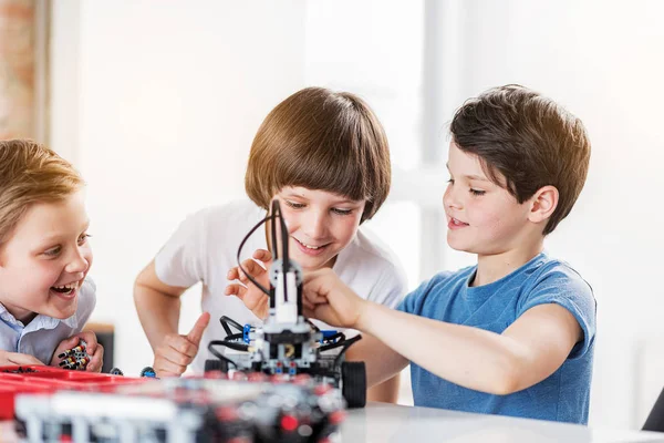 Teknik oyuncak yapma baktılar gülümseyen çocuklar