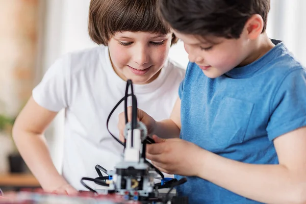 Intéressé garçons souriants créer jouet — Photo