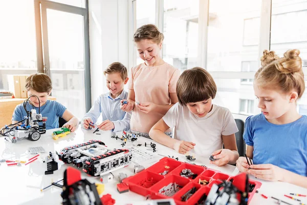 Alegres niños sonrientes construyendo lego — Foto de Stock