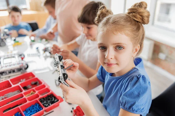 Attente lachende meisje houden detail — Stockfoto