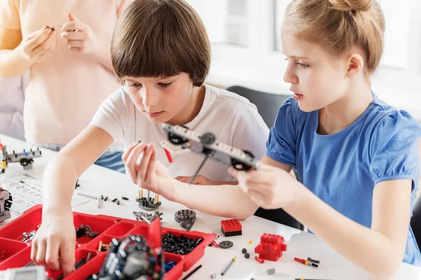 Konsentrerte barn som skaper teknisk leketøy – stockfoto
