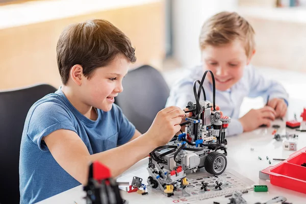 Heureux garçons souriants s'amuser dans l'atelier — Photo