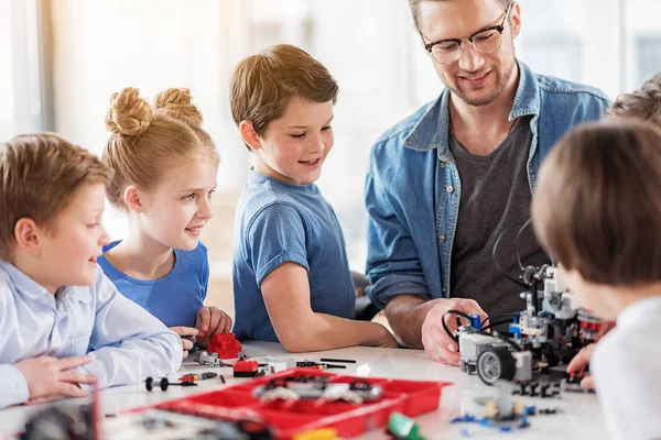 Feliz equipo sonriente de constructores en taller — Foto de Stock