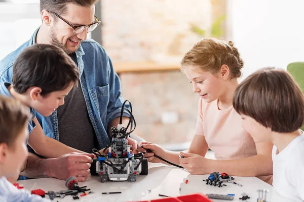 Happy usmívající se učitel na lekci o technické — Stock fotografie