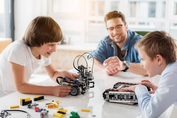 Concentrato ragazzi utilizzando giocattoli tecnici per il gioco — Foto Stock