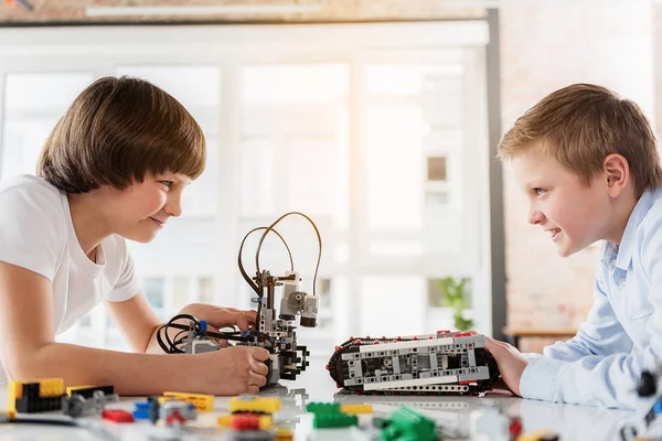Enfants masculins joyeux jouant avec la robotique — Photo