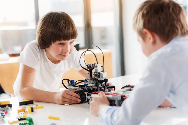 Garçons confiants utilisant volontiers la robotique pour jouer — Photo