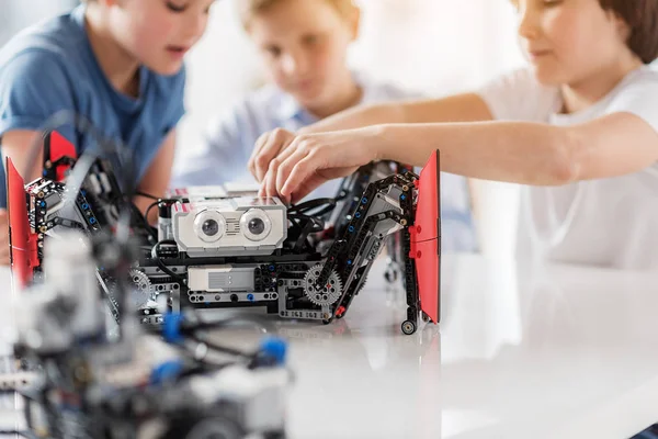 Enfants intéressés occupés utilisant la robotique — Photo