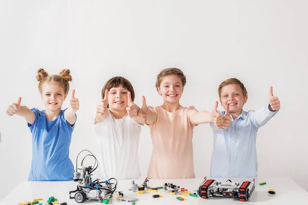Веселі усміхнені діти досягли успіху в техніці — стокове фото