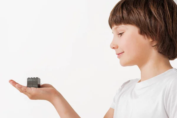 Amablemente sonriente niño presentando juguete — Foto de Stock