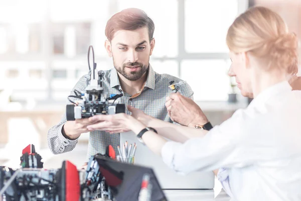 Ingenieros inteligentes trabajando juntos en la oficina — Foto de Stock