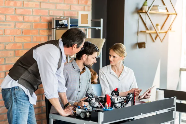 Smart team arbeta tillsammans i office — Stockfoto