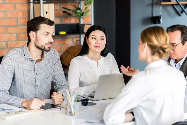 Collega's houden vergadering in kantoor — Stockfoto