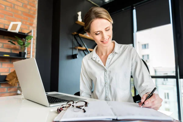 Encantadora mujer de negocios positiva que trabaja en la oficina — Foto de Stock