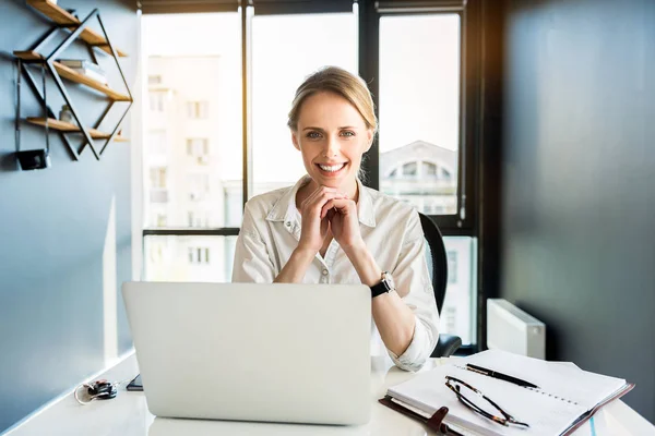 Señora atractiva positiva que trabaja en la oficina alegremente — Foto de Stock