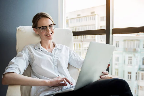 Positive charming girl laboring in office — Stock Photo, Image