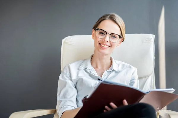 Cheerful attractive young woman sitting with smile — Stock Photo, Image