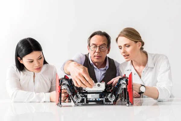 Colleghi piacevoli seri che lavorano insieme — Foto Stock