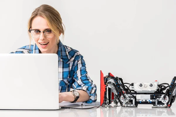 Positivo affascinante donna seduta a tavola — Foto Stock