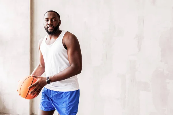 Joven deportista alegre jugando con basket-ball . —  Fotos de Stock