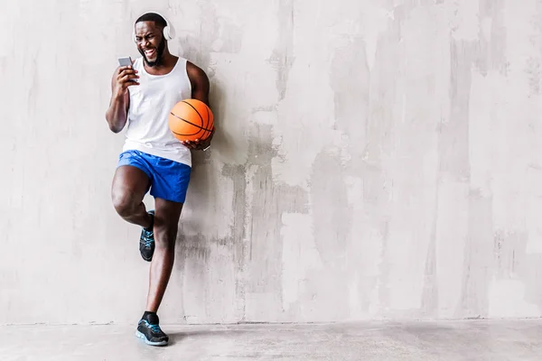 Těžkou mladé africké sportovce s bradkou má uvolnit čas — Stock fotografie