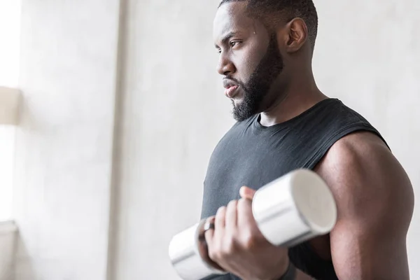 Trött afrikanska sportsman gör övningar för musklerna — Stockfoto