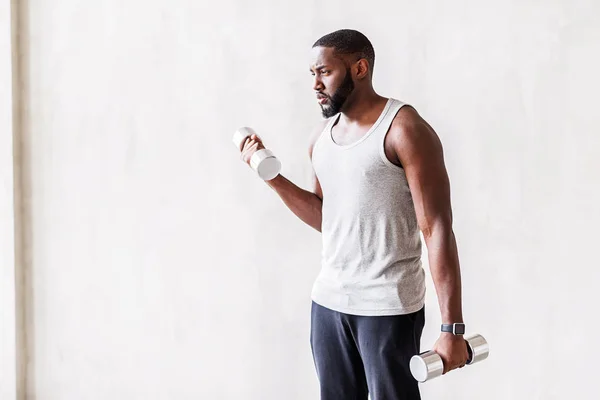 Omtänksam skäggiga afrikanska sportsman tränar muskler bygga övningar — Stockfoto