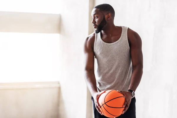 打篮球的沉思肌肉非洲人 — 图库照片