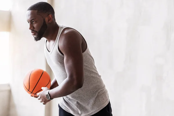 Jolly africké plnovousem školení s basketbal — Stock fotografie