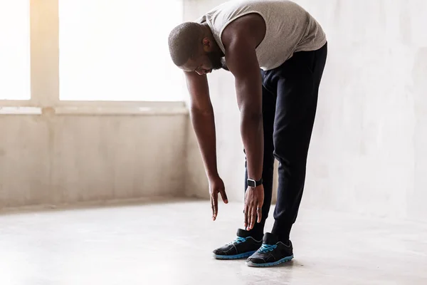 Lugna afrikanska muskulös kille gör uppvärmning övningar — Stockfoto