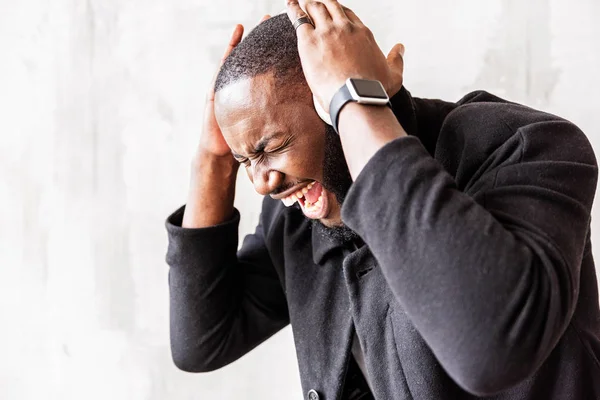 Energizado africano hombre con estilo escuchando música vigorosa — Foto de Stock