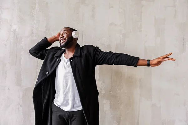 Jolly knappe Afrikaanse trendy man plezier muziek beluisteren — Stockfoto