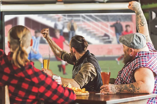 Homens adultos alegres bebendo cerveja no bar — Fotografia de Stock