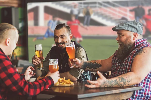 Bästa vänner njuter av kall ale — Stockfoto