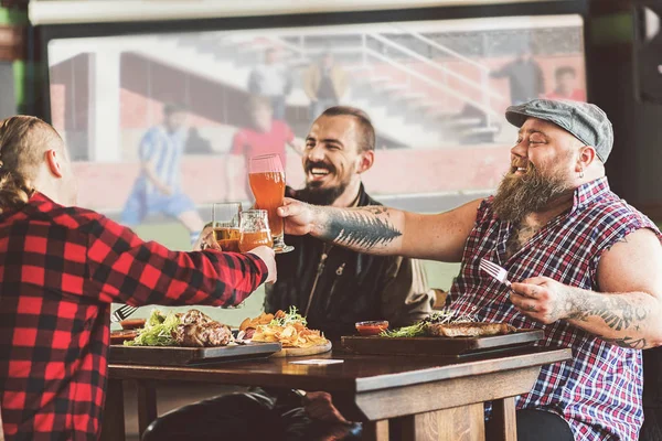 Trevliga glada män ha kul i bar — Stockfoto